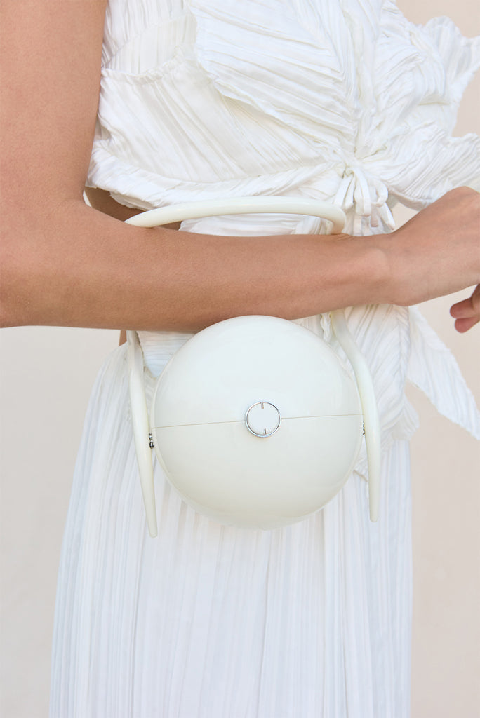 Cult Gaia 半円形ハンドバッグ ホワイト PEARL BAG - WHITE – CULT GAIA
