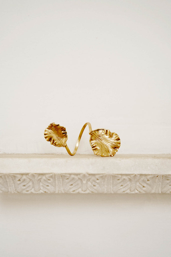 アクセサリー IRIS STRONG ours IRIS LEAF CUFF - ANTIQUE BRASS – CULT GAIA