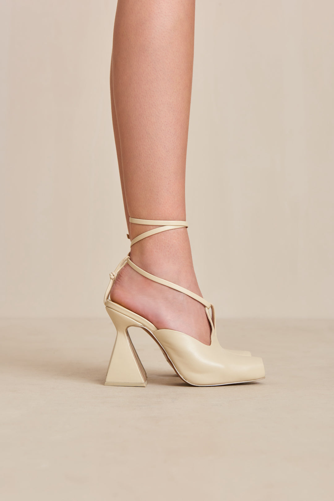 CULT GAIA LORENA MULE IN ALABASTER