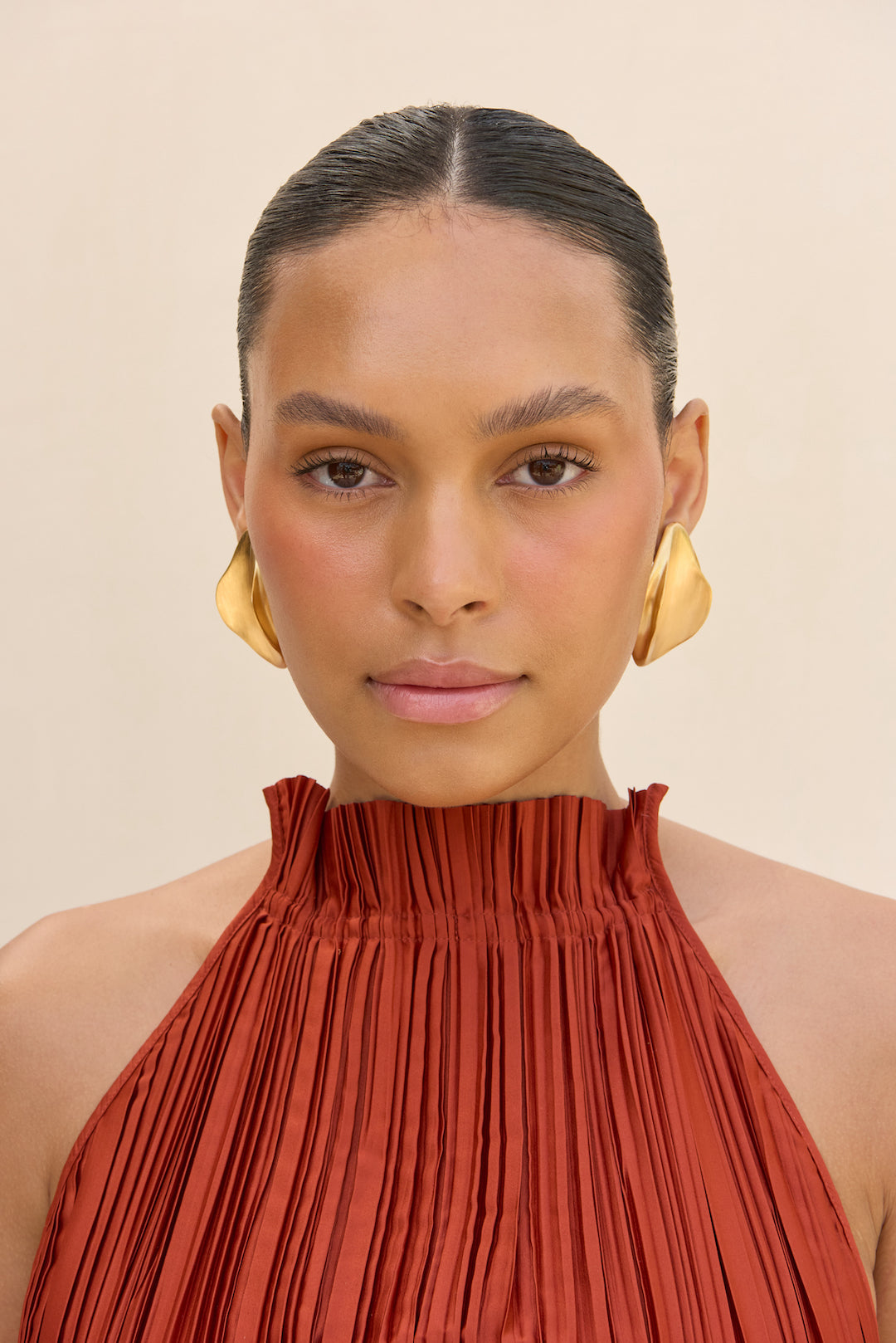 CULT GAIA ERIN EARRING IN BRUSHED BRASS