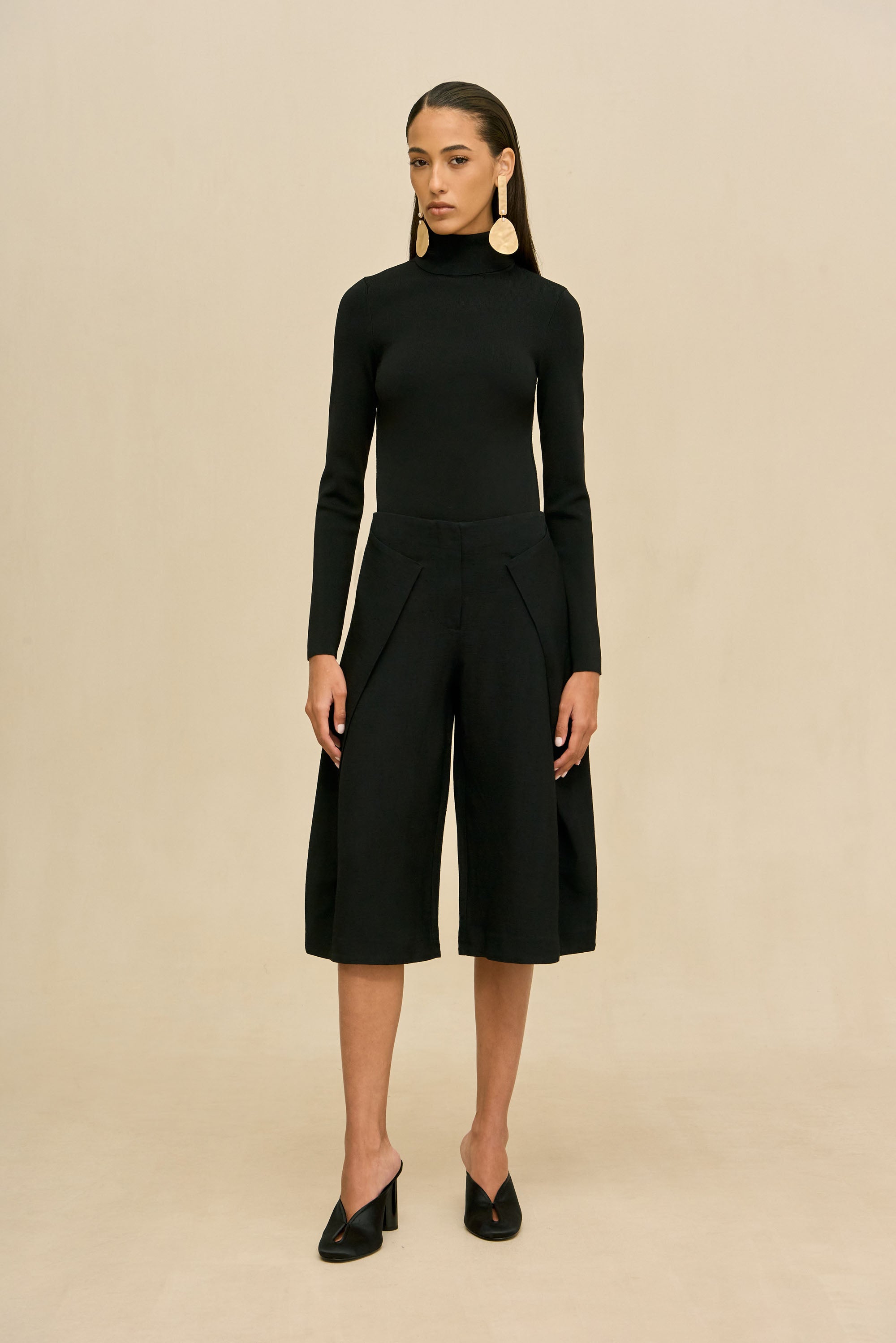 RUPI SHORT - BLACK